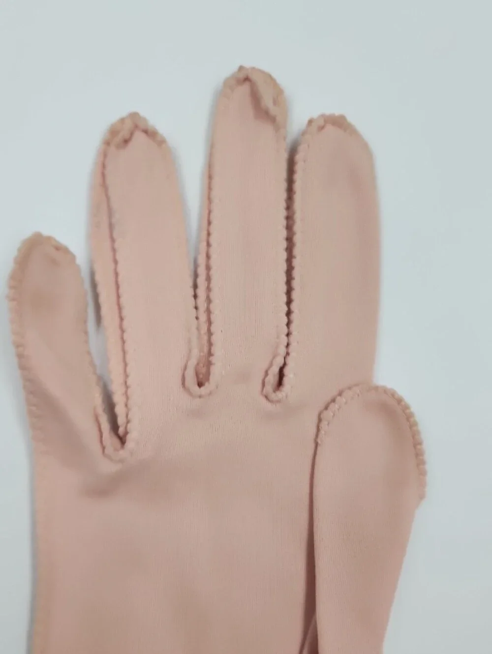 Vintage Women's Classic Scalloped Edge Gloves - Blush Pink